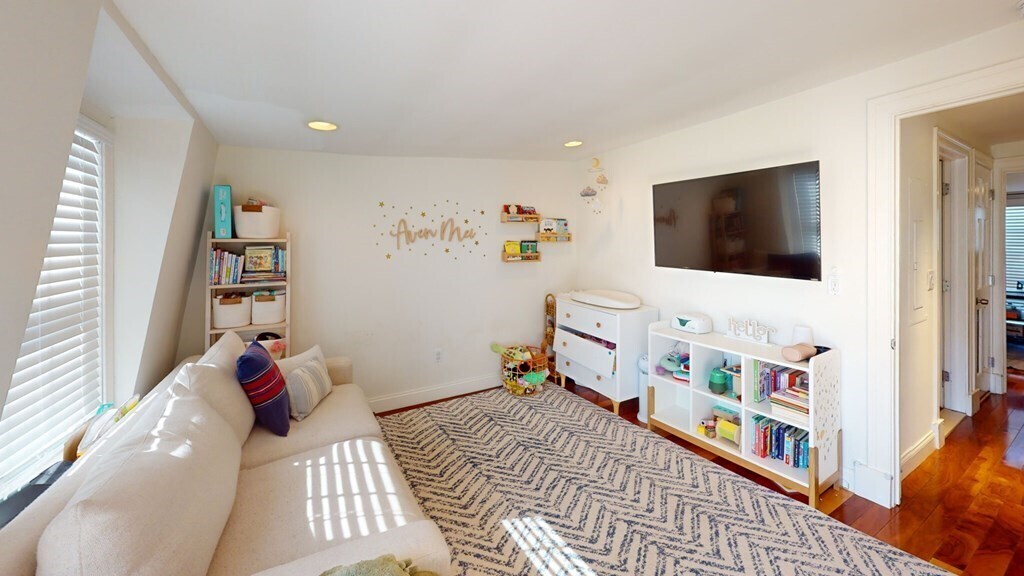 Building Photo - 272 Bowen St