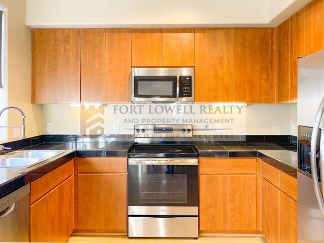 Building Photo - Two bedrooms, 2 Bathrooms 1,288 Sq. Ft. Plus 2 Car Garage in Phoenix AZ 85004