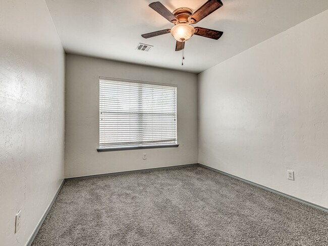 Building Photo - Updated Home + Deer Creek Schools + 3 bedr...