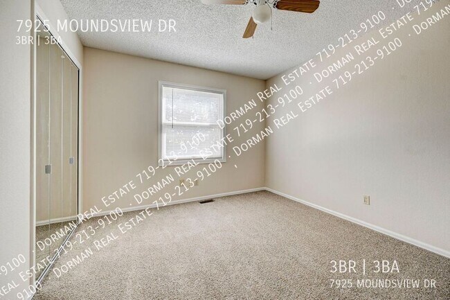 Building Photo - Huge Sunroom with Tons of Natural Light!