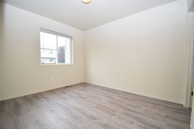 Building Photo - Beautiful 4 bedroom, 3 bathroom unit with attached garage!