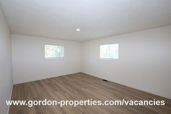 Building Photo - Saint Helens OR - upstairs flat 2 bedroom unit in duplex