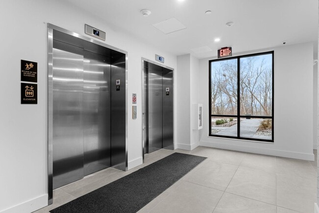 Building Photo - Upscale 1BR Apt in Burlington - 5th Floor ...