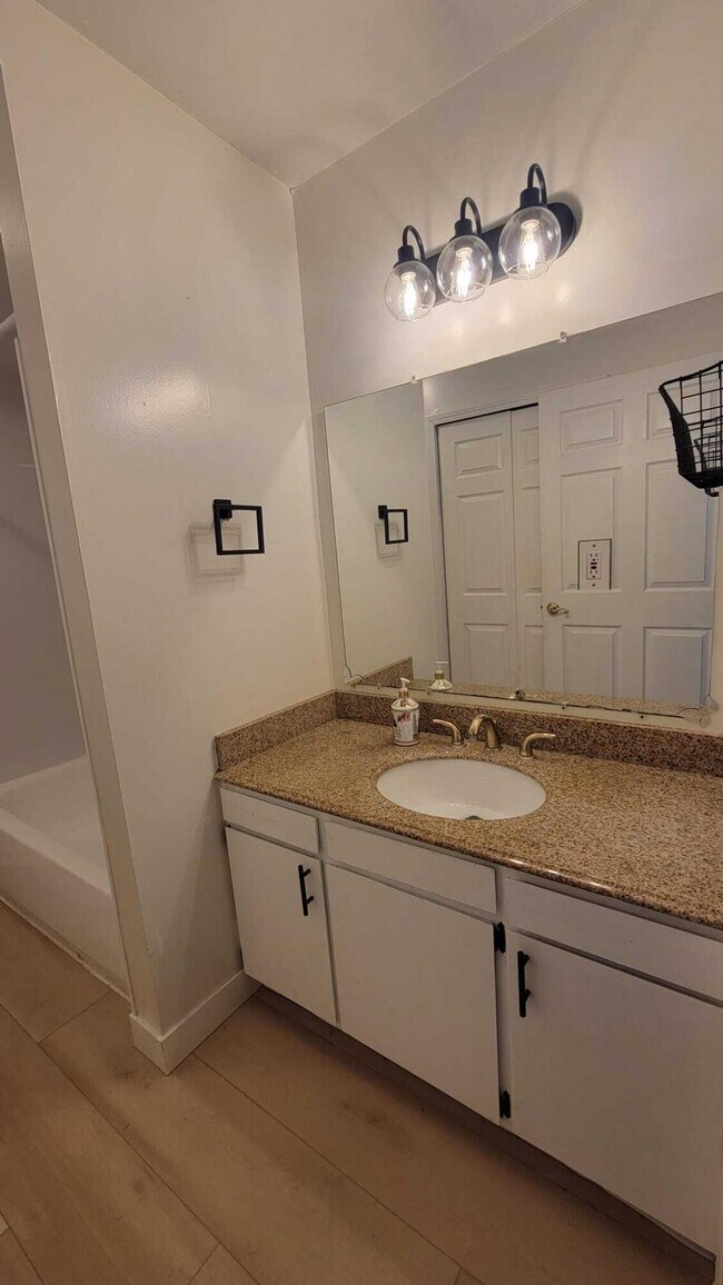 Building Photo - 655 Robinwood Dr