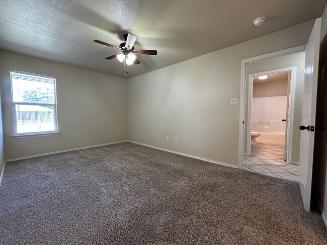 Building Photo - Duplex Located Just Off S. Loop Convenient...