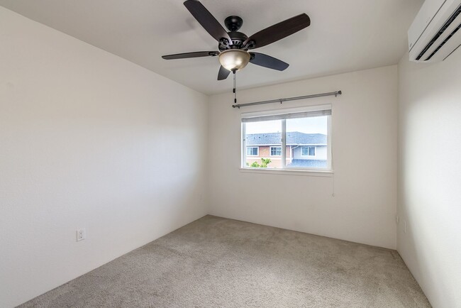 Building Photo - Stunning 3-bedroom and 2.5 Bath - Located ...