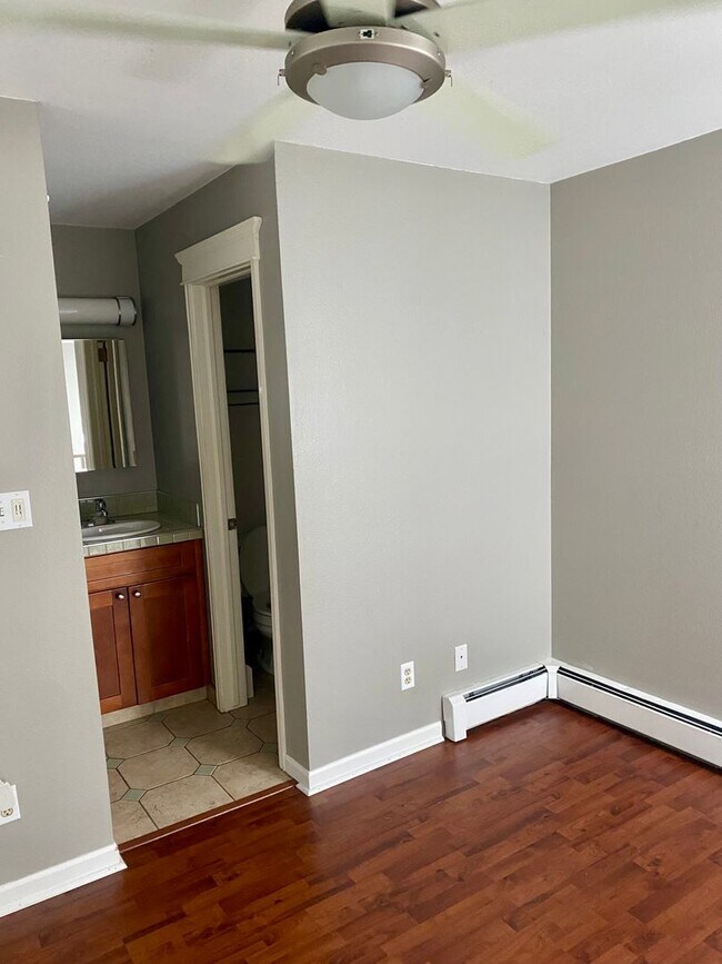 Building Photo - Lofted one bedroom condo, close to everything!