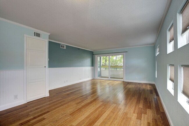 Building Photo - $3200 / Fabulous 2br / 2ba condo (Bankers ...