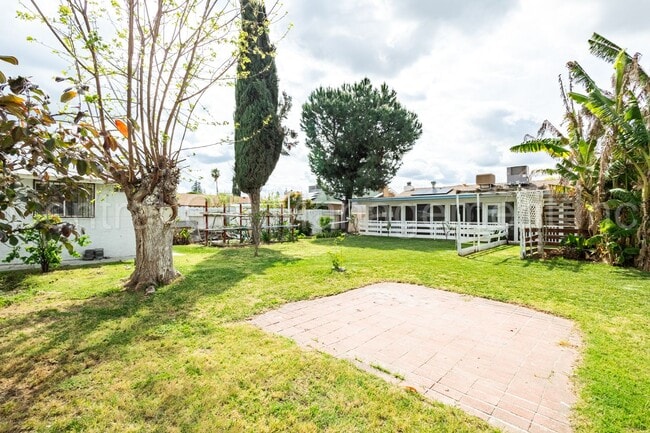 Building Photo - 3 Bedroom/2 Bath Home with Solar - $2100 Per Month!