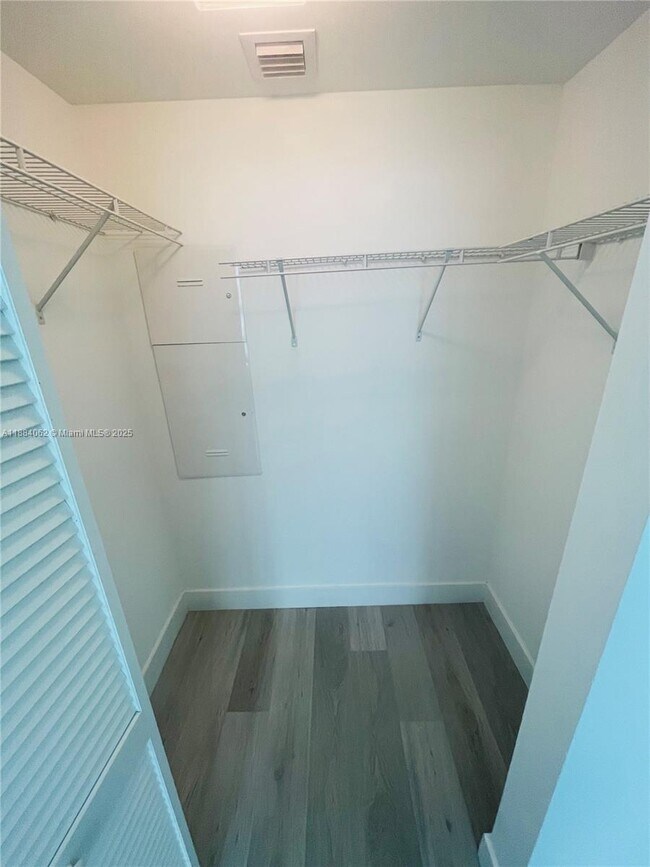 Building Photo - 950 Brickell Bay Dr