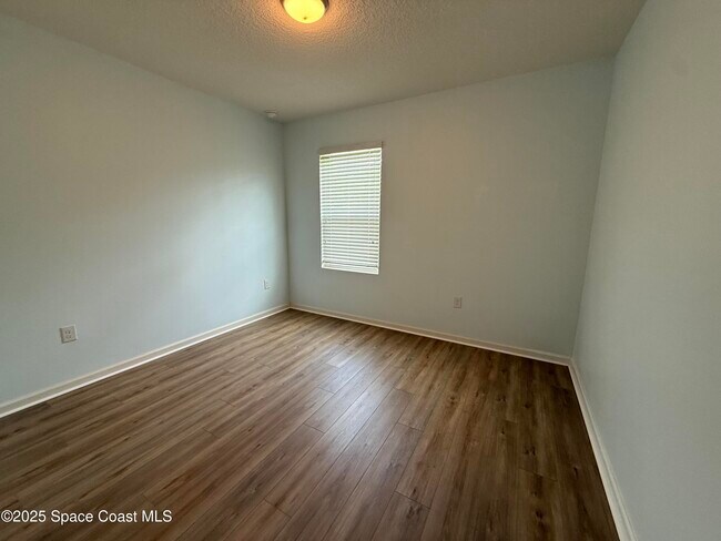 Building Photo - 137 Sutherland Dr SW