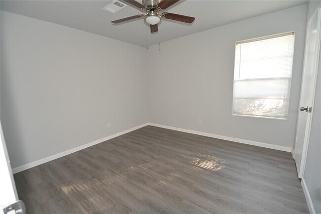 Building Photo - 112 Forestwood Dr