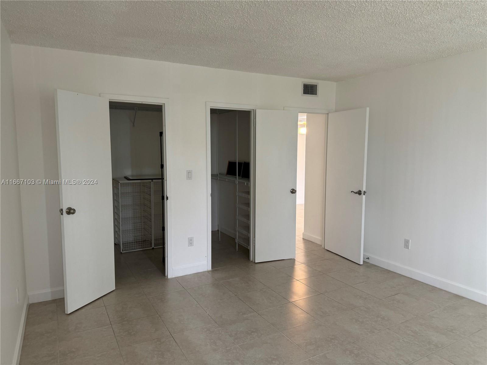 Building Photo - 1420 Brickell Bay Dr