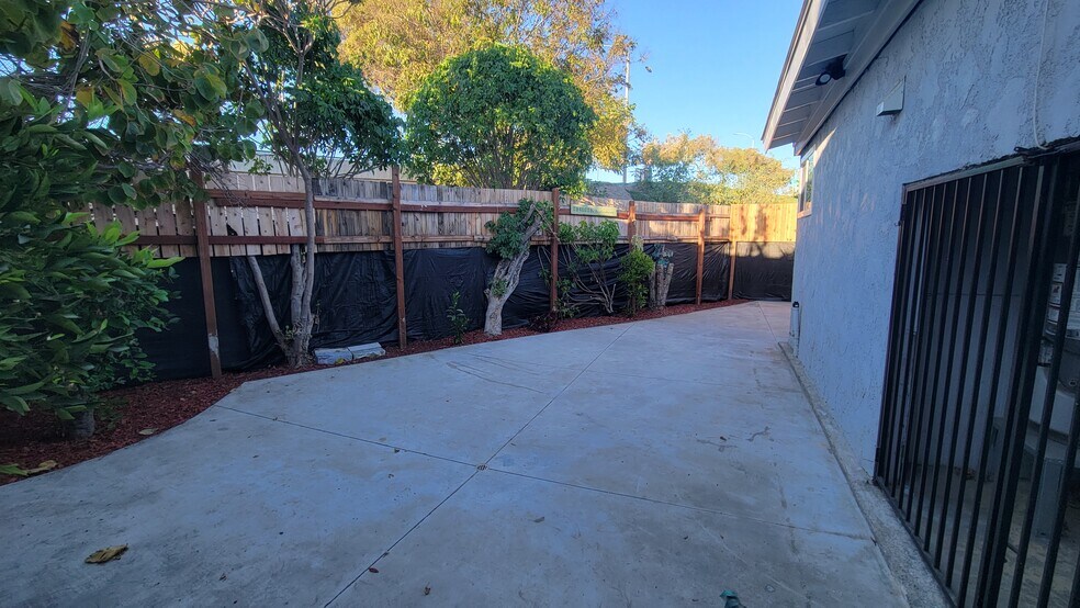 Building Photo - 2325 W Sequoia Ave