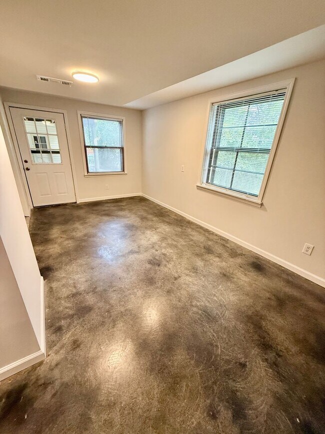 Building Photo - HUGE 4 Bedroom 2.5 Bath Donelson Ranch Cha...