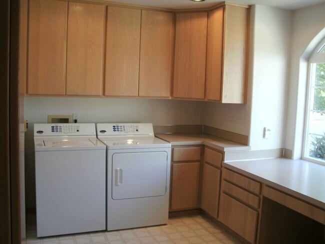 Building Photo - 201 Foursome Dr