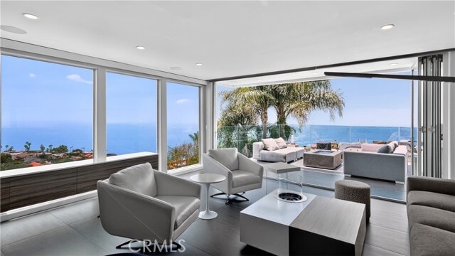 Building Photo - 855 Santa Ana St