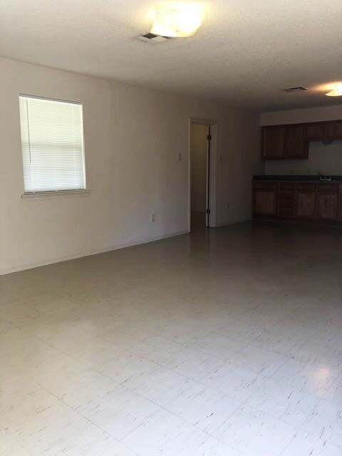 Building Photo - 1201 W 1st St