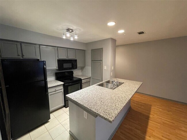 Building Photo - 8888 Tallwood Dr