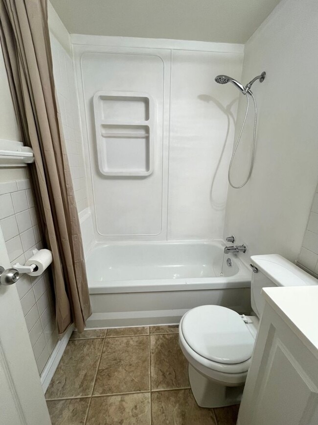 Building Photo - 3 Bed/1 Bath with Bonus Room and Fully Fenced in Yard!