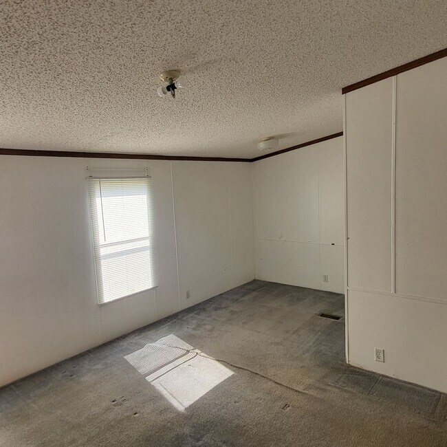 Building Photo - 710 Blue Bird Dr