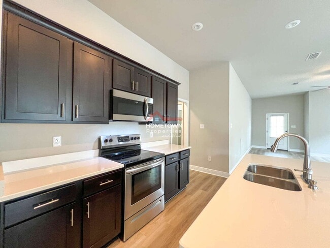 Building Photo - Beautiful 3 bedroom home centrally located...