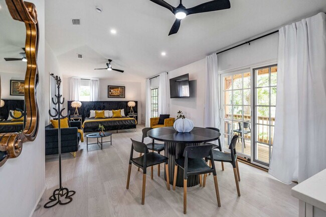 Building Photo - 28 W Castillo Dr