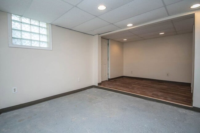 Building Photo - 627 E Potter Ave
