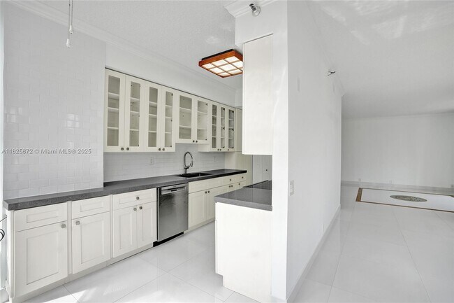 Building Photo - 3500 Mystic Pointe Dr