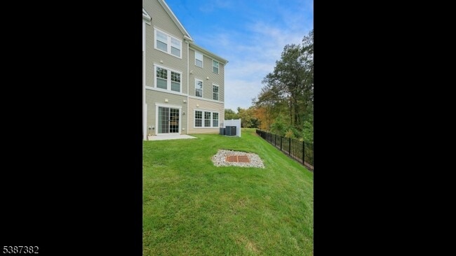 Building Photo - 113 Iris Ct