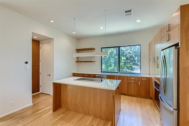 Building Photo - 707 Cardinal Ln