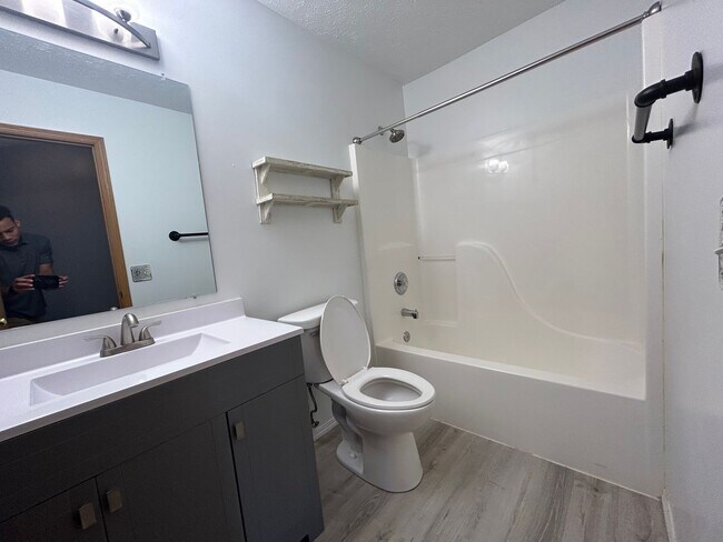 Building Photo - Home For Rent Bellevue.