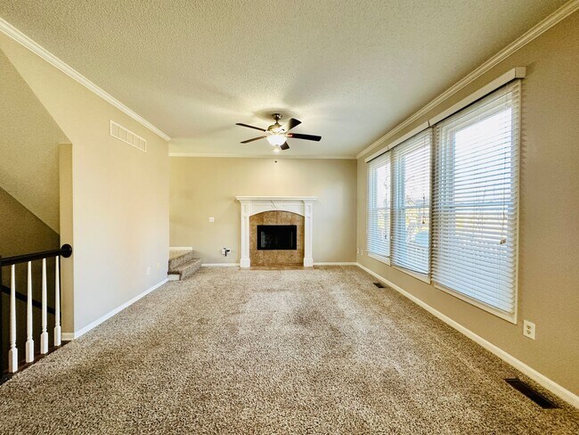 Building Photo - **BRAND NEW CARPETS** Beautiful Home in Bl...