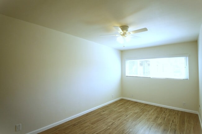 Building Photo - 7125 Hawthorn Ave