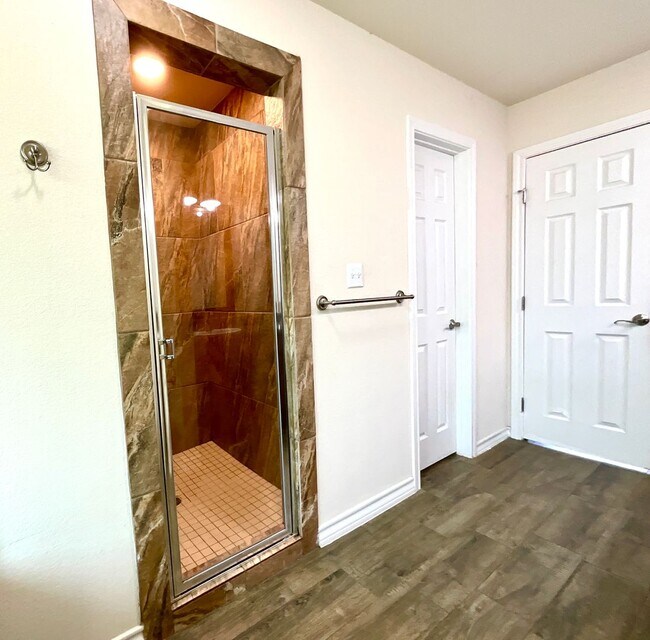 Building Photo - AVAILABLE NOW!!! Lake Life Meets Modern Comfort in Kingsland!