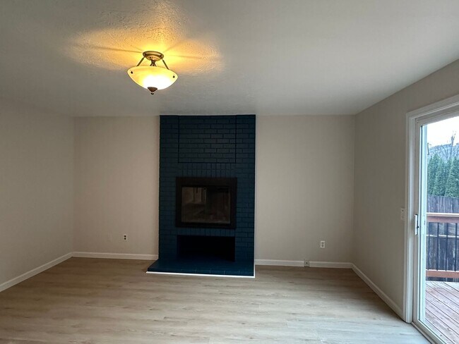 Building Photo - Beautiful 4BD Home | Fireplace, Fenced Backyard, Deck, Garage & A/C