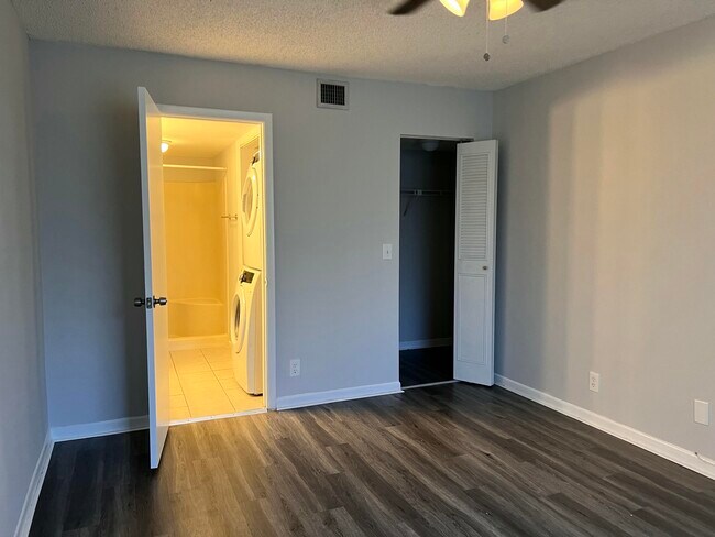 Building Photo - 7149 Golf Colony Ct