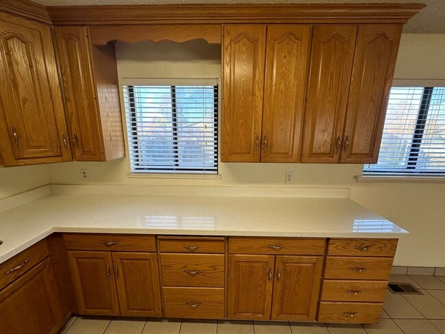 Building Photo - Remodeled 4 Bd Home with 23'x35' Heated Wo...