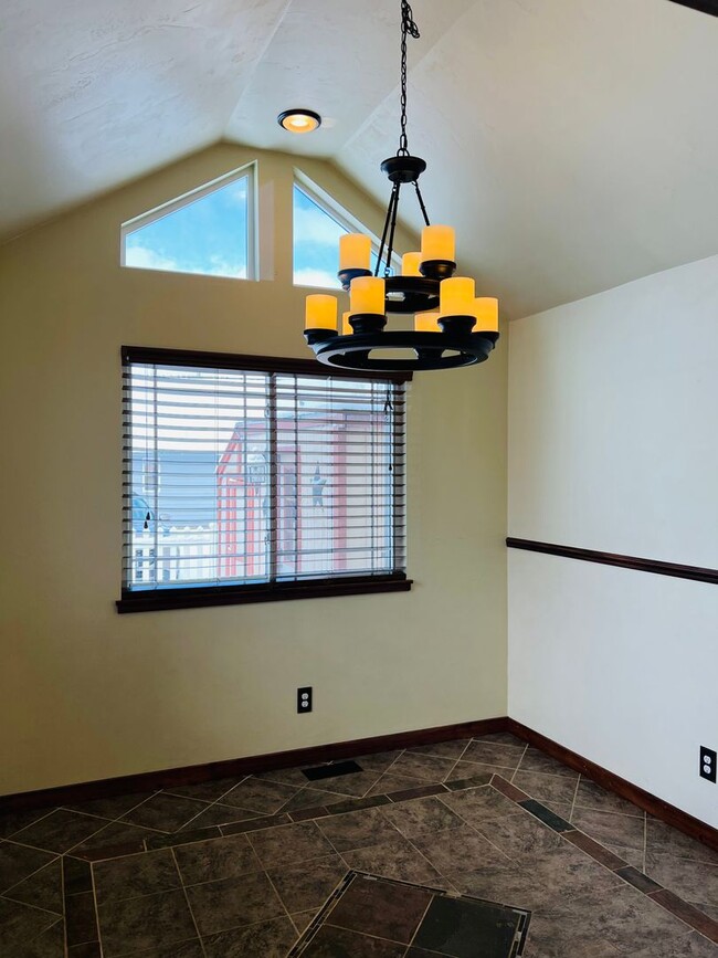 Building Photo - 3 Bed - 2 Bath - Fenced Yard