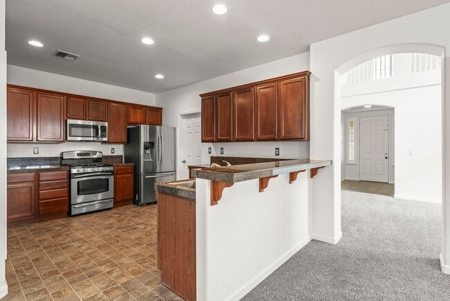Building Photo - 4 Bedroom Home with Loft & Mountain Views ...