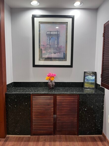 Foyer Area by Unit Door - 409 S Spring St