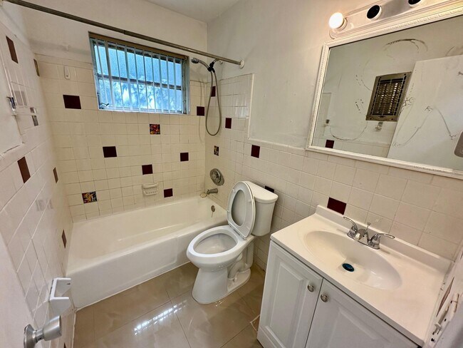 Building Photo - 308 SE 12th St