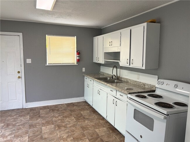 Building Photo - 701 W Lakeside Dr