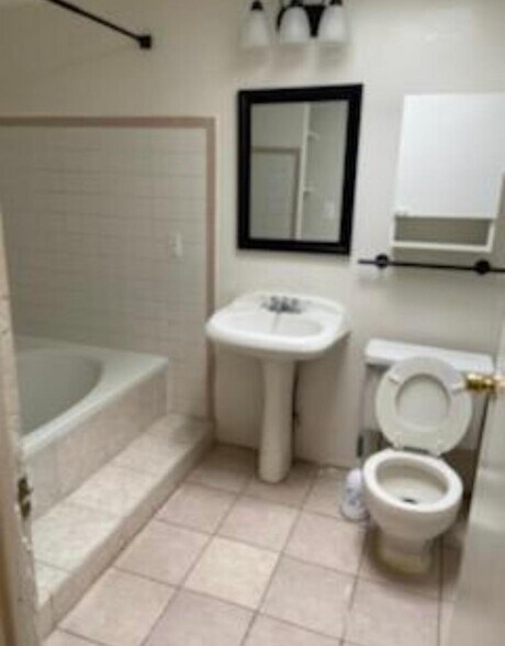 Building Photo - 1826 E Lafayette Ave