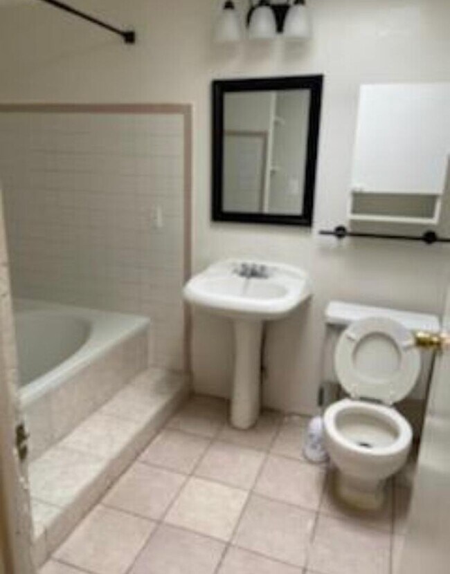 Building Photo - 1826 E Lafayette Ave