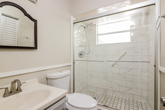 Building Photo - Bright 2-Bedroom Home with Spacious Screened Porch