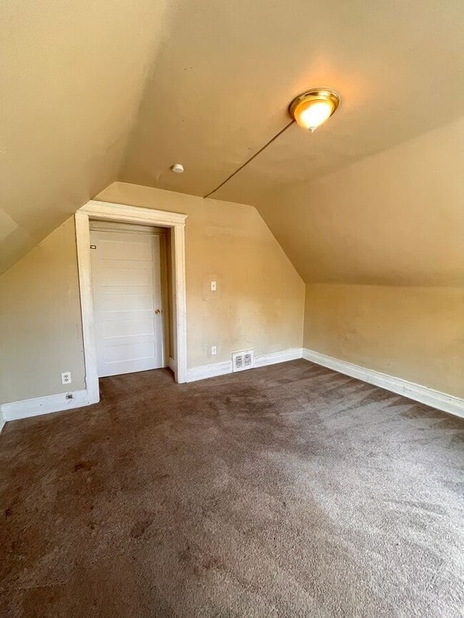 Building Photo - Cozy 2-Bedroom Apartment in Prime Location...