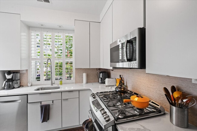 Building Photo - 445 15th St SE