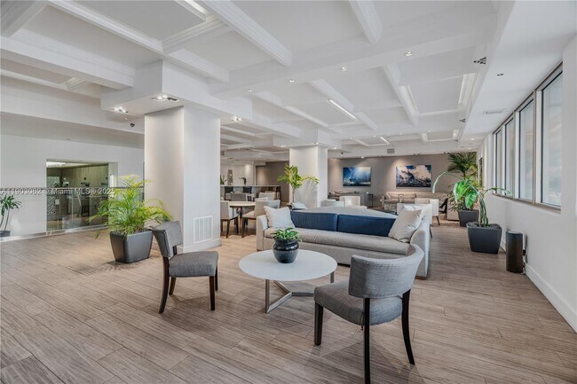 Building Photo - 100 Lincoln Rd