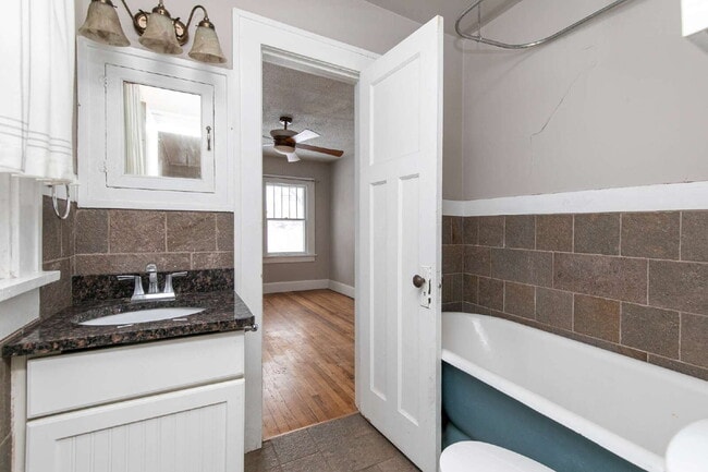 Building Photo - Charming 2-Bedroom Home minutes from everything!